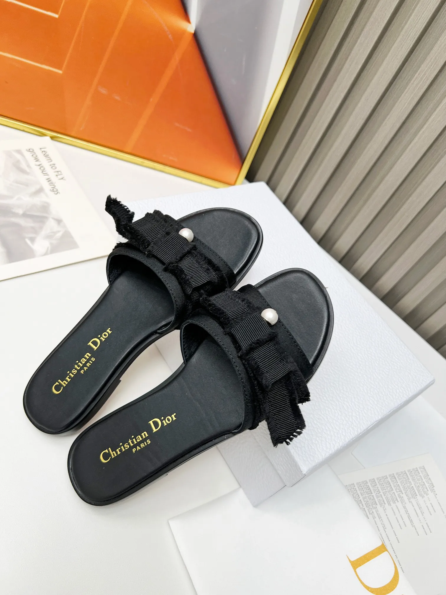 👟👟Ex-factory price 340👟👟 Genuine leather sole +40 DIOR purchasing grade Dior Dior new colors new elements DIOR spring and summer new round toe pearl open toe slippers, retro and versatile. The top version on the market. Upper: Original molded fabric Lining: Water-dyed sheepskin lining Size: #35-42 (40, 41, 42 custom-made, non-refundable)